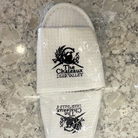 New in bag THE CHATEAUX DEER VALLEY SLIPPERS -OS - Picture 1 of 4